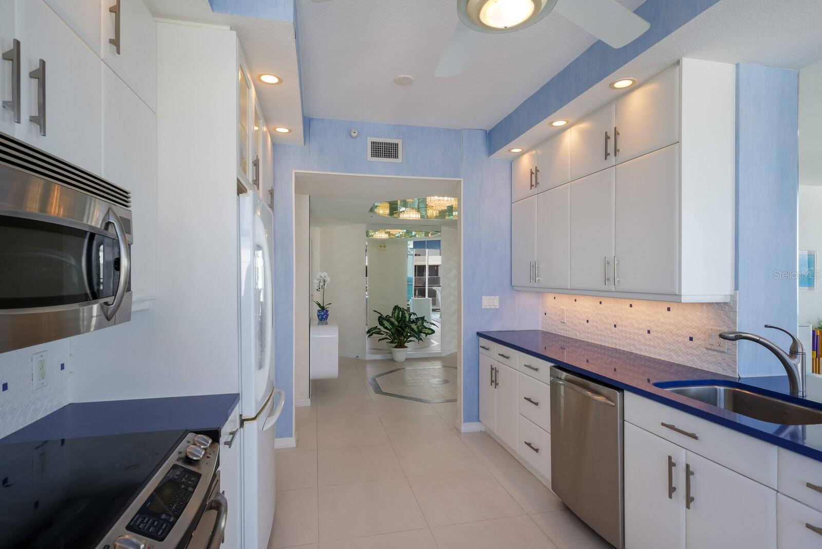 L ELEGANCE ON LIDO BEACH - Residential