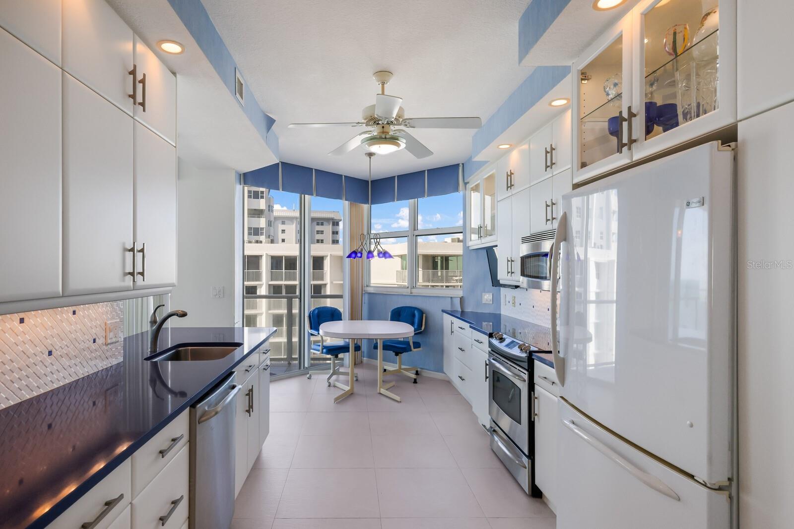 L ELEGANCE ON LIDO BEACH - Residential