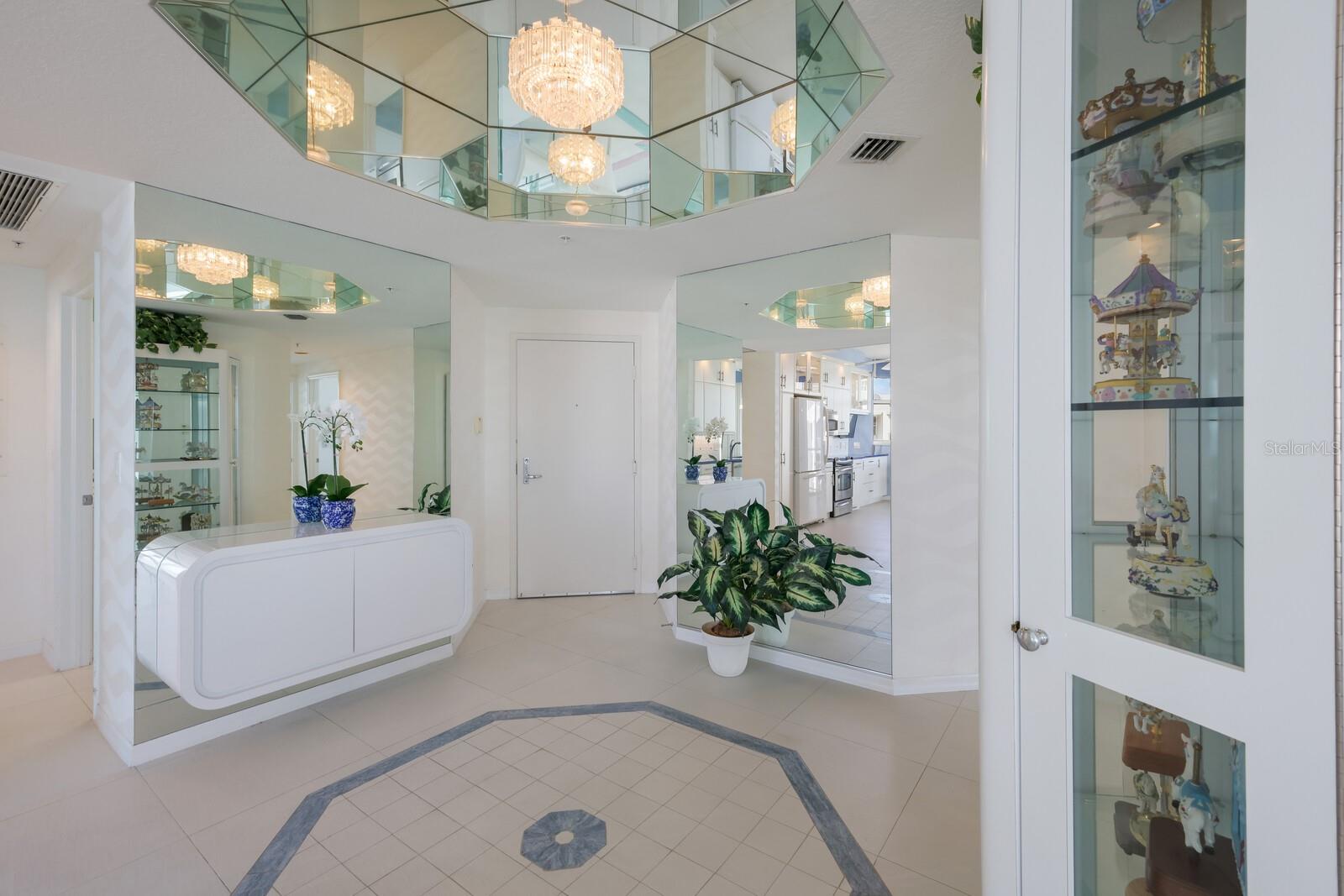 L ELEGANCE ON LIDO BEACH - Residential