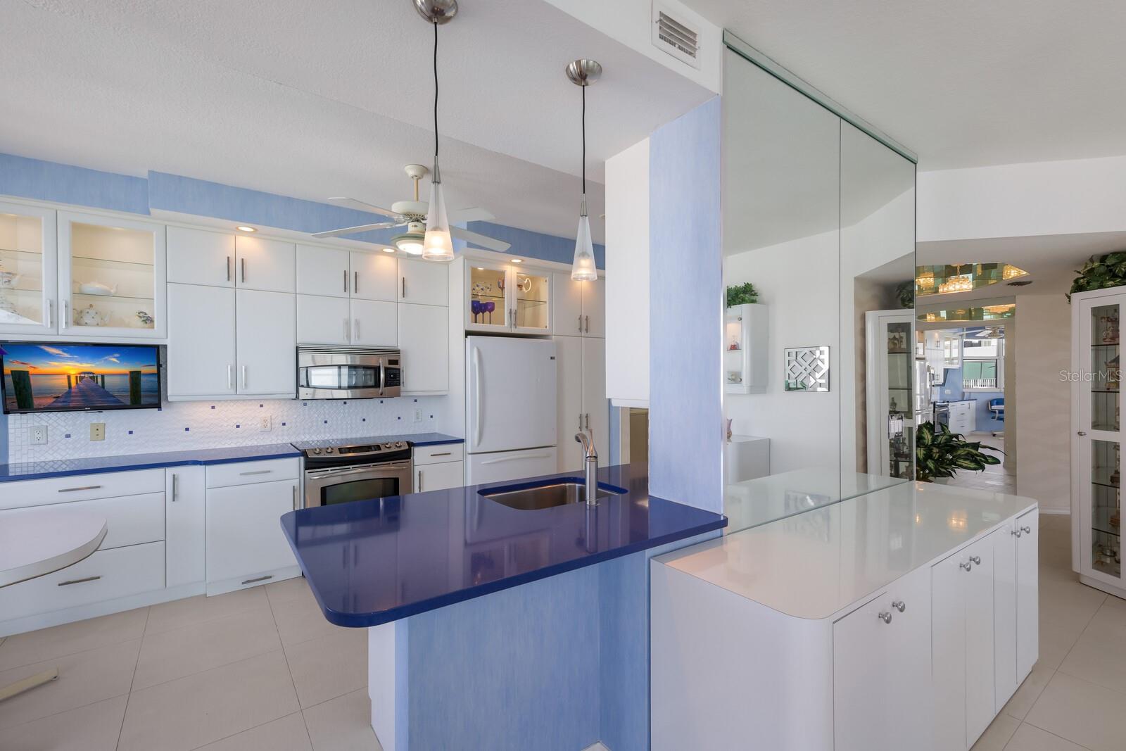 L ELEGANCE ON LIDO BEACH - Residential