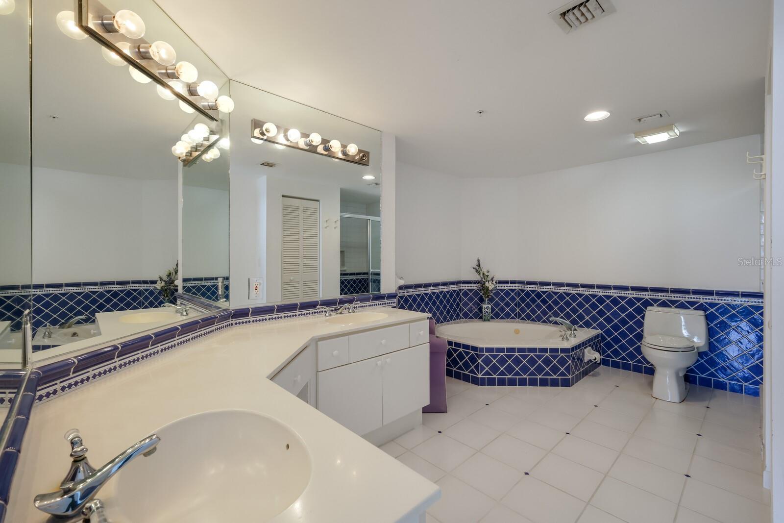 L ELEGANCE ON LIDO BEACH - Residential