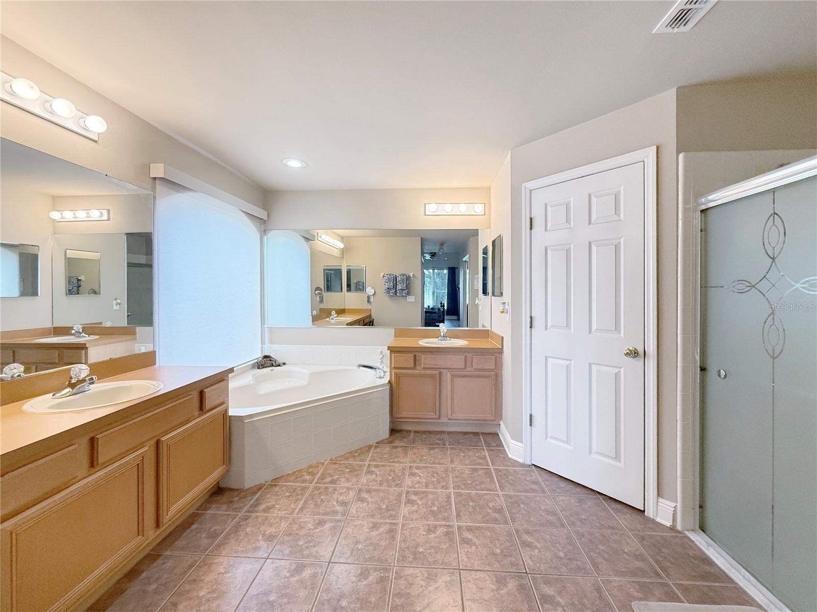 OAKS 2 THE - Residential