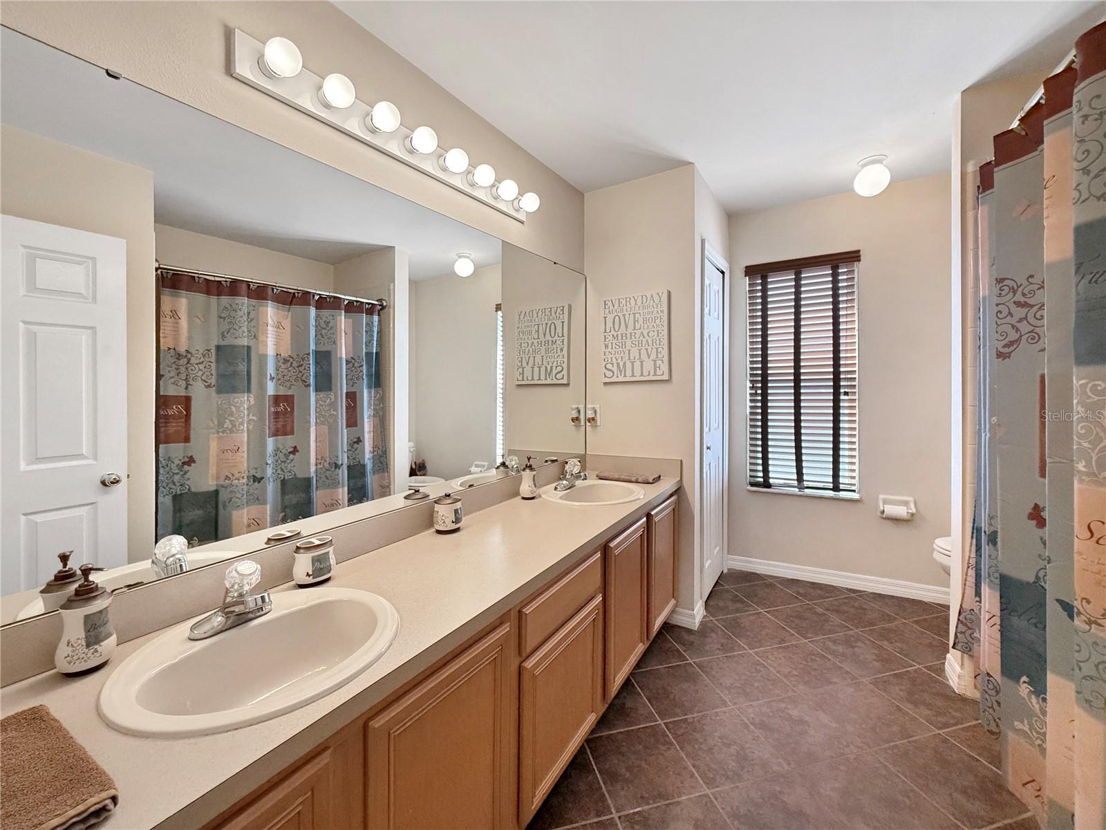 OAKS 2 THE - Residential