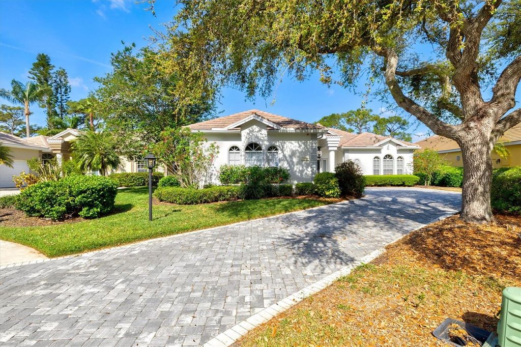 Photo of 7857 Wilton Crescent Circle, University Park, FL 34201 (MLS # A4687834)