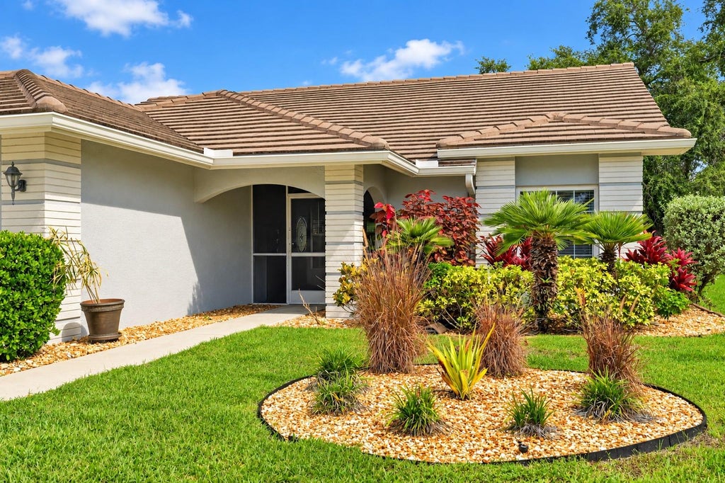 Photo of 6905 Stone River Rd, Bradenton, FL 34203 (MLS # A4708418)
