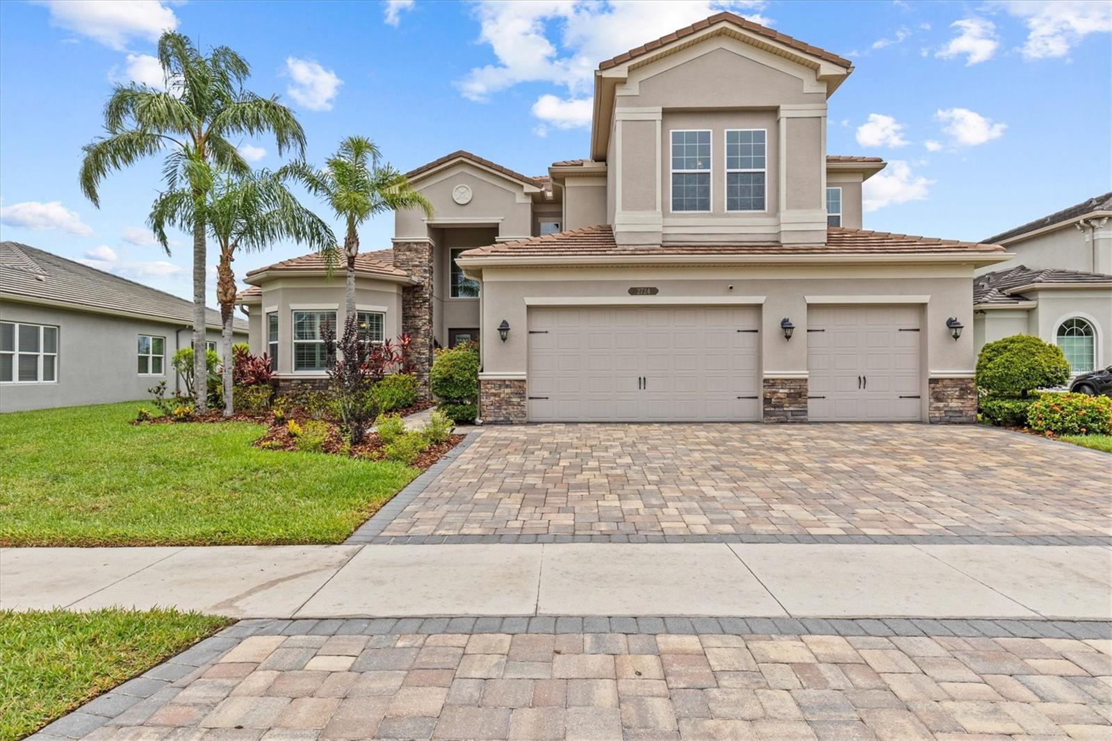 2724 COCO PALM CIRCLE