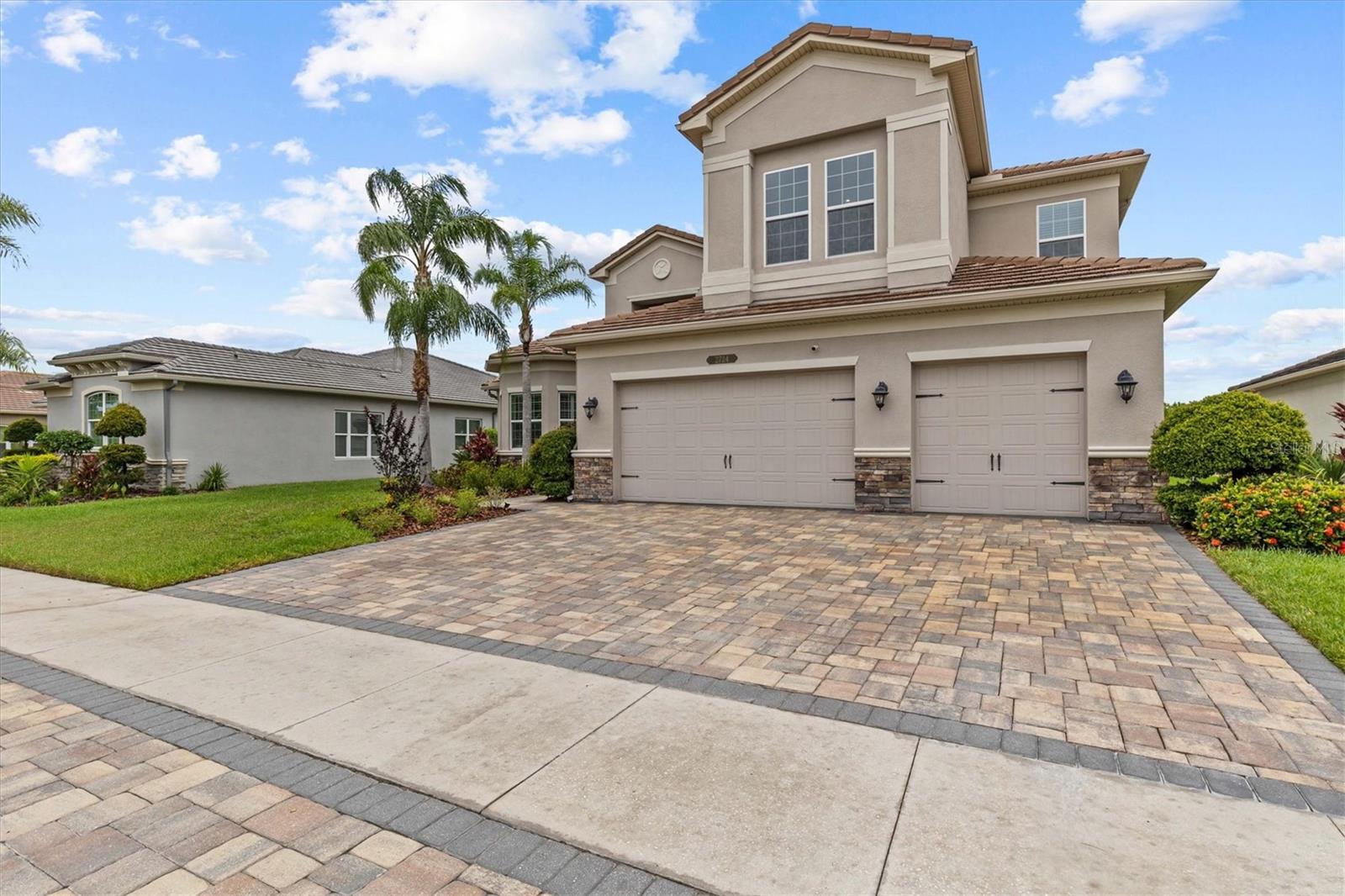 2724 COCO PALM CIRCLE