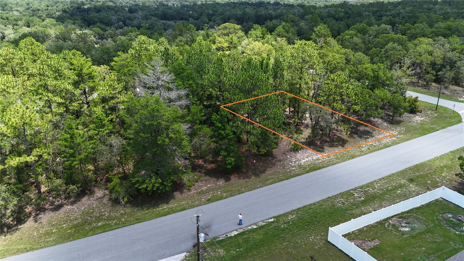 Awesome 0.24ac lot available located in CITRUS SPRINGS - Florida. The fastest-growing city in FL which offers an ideal canvas for realizing your dream home. Enjoy the peace and privacy of this location, just 25 minutes from Crystal River and nearby springs.