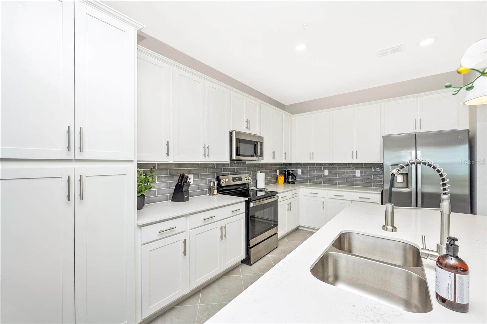 WELLEN PARK GOLF & COUNTRY CLUB - Residential Lease