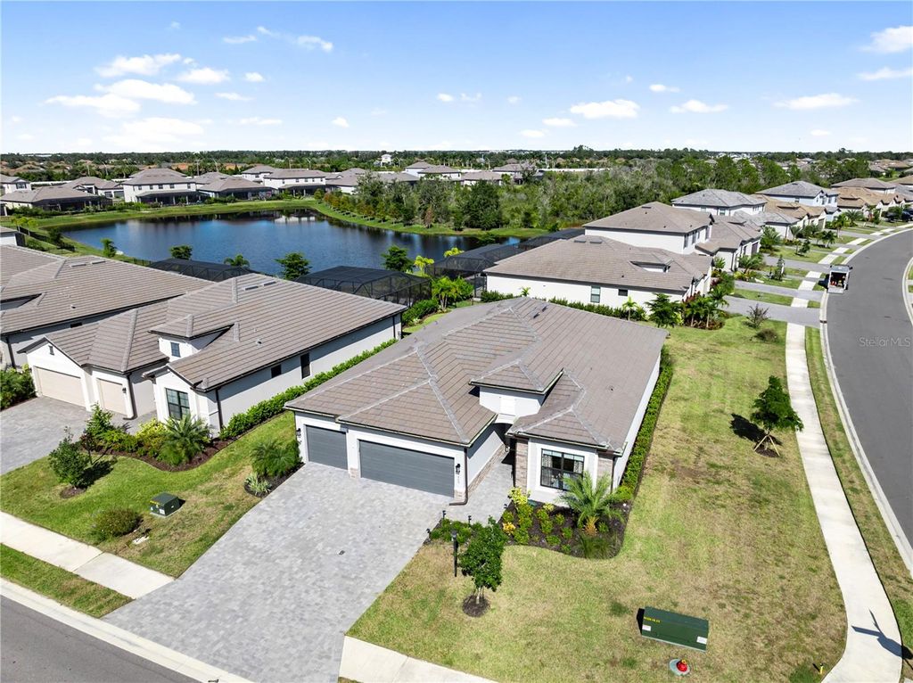 Lorraine Lakes tract | Sarasota Real Estate 4 Photo of 4889 Seafoam Trail, Bradenton, FL 34211 (MLS # A4668460)