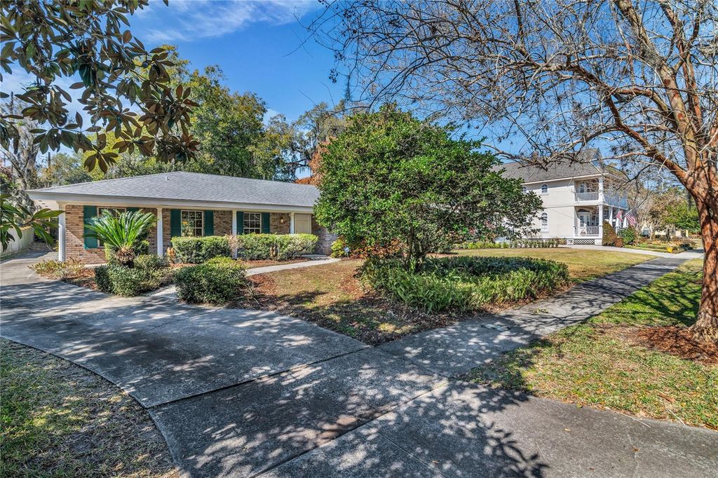 Photo of 1620 S Summerlin Avenue, Orlando, FL 32806 (MLS # O6379497)