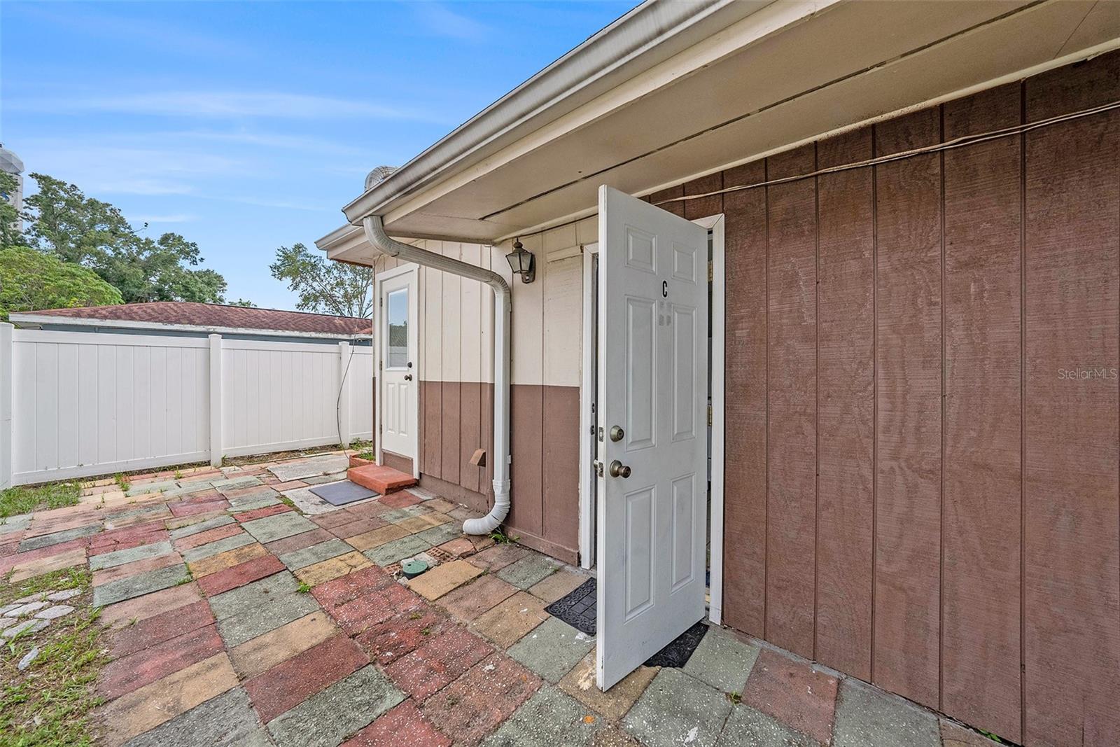 South Tampa 1bed, 1bath with Water, sewer, trash and electric* included with rent!! Your kitchen space includes a fridge, range and ample cabinet space. You will have access to your unit from Lincoln as well as the alleyway behind the home. Outside your front door, you have access to a spacious shared yard. This is a multi-unit property with street parking. All of this in a great area, with fantastic schools (Mitchell, Wilson, Plant) and within aprox. 3mi of Downtown Tampa, Hyde Park, Water Street, Channelside, International Mall, Tampa