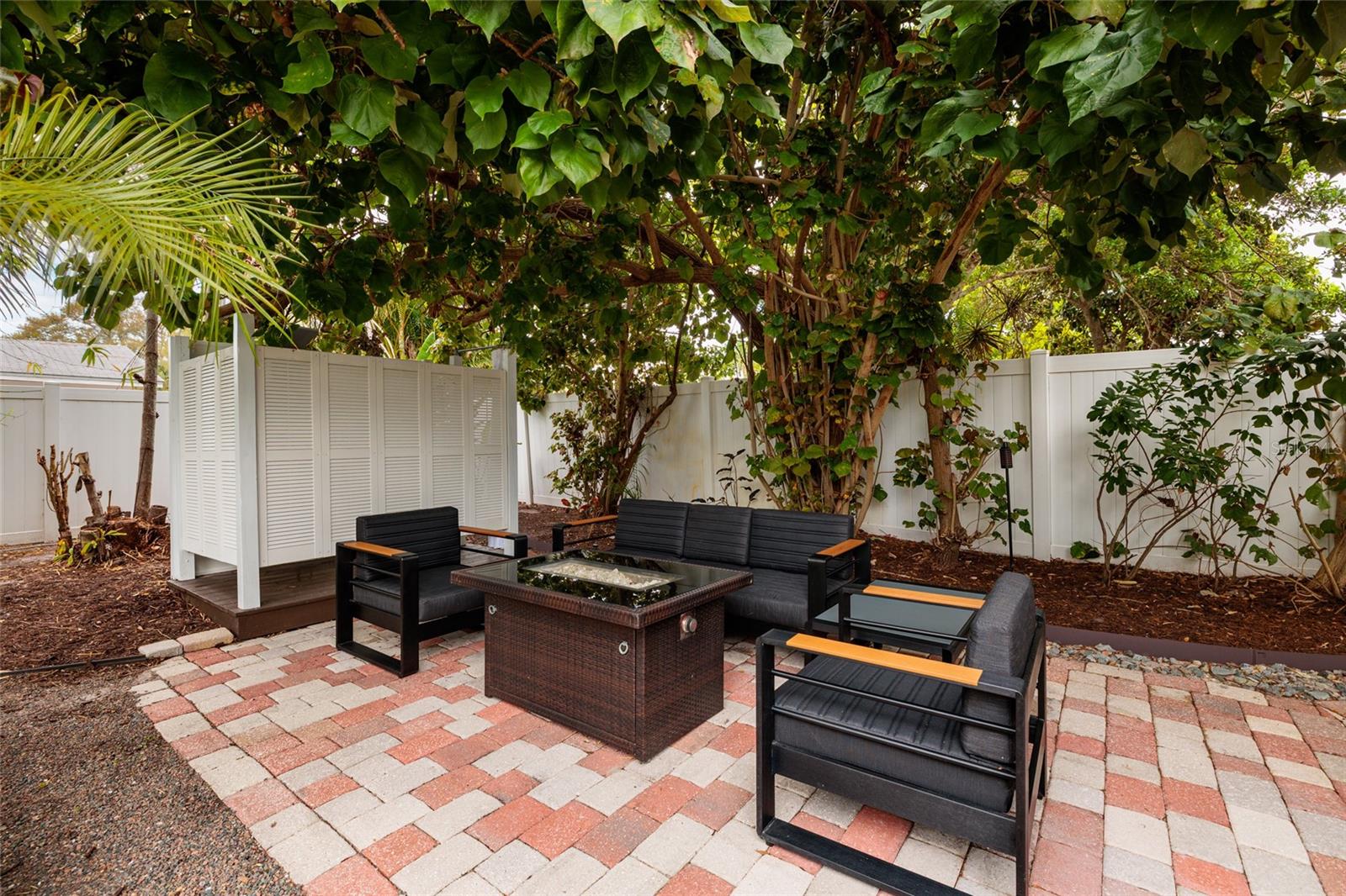 TROPICAL SHORES - Residential