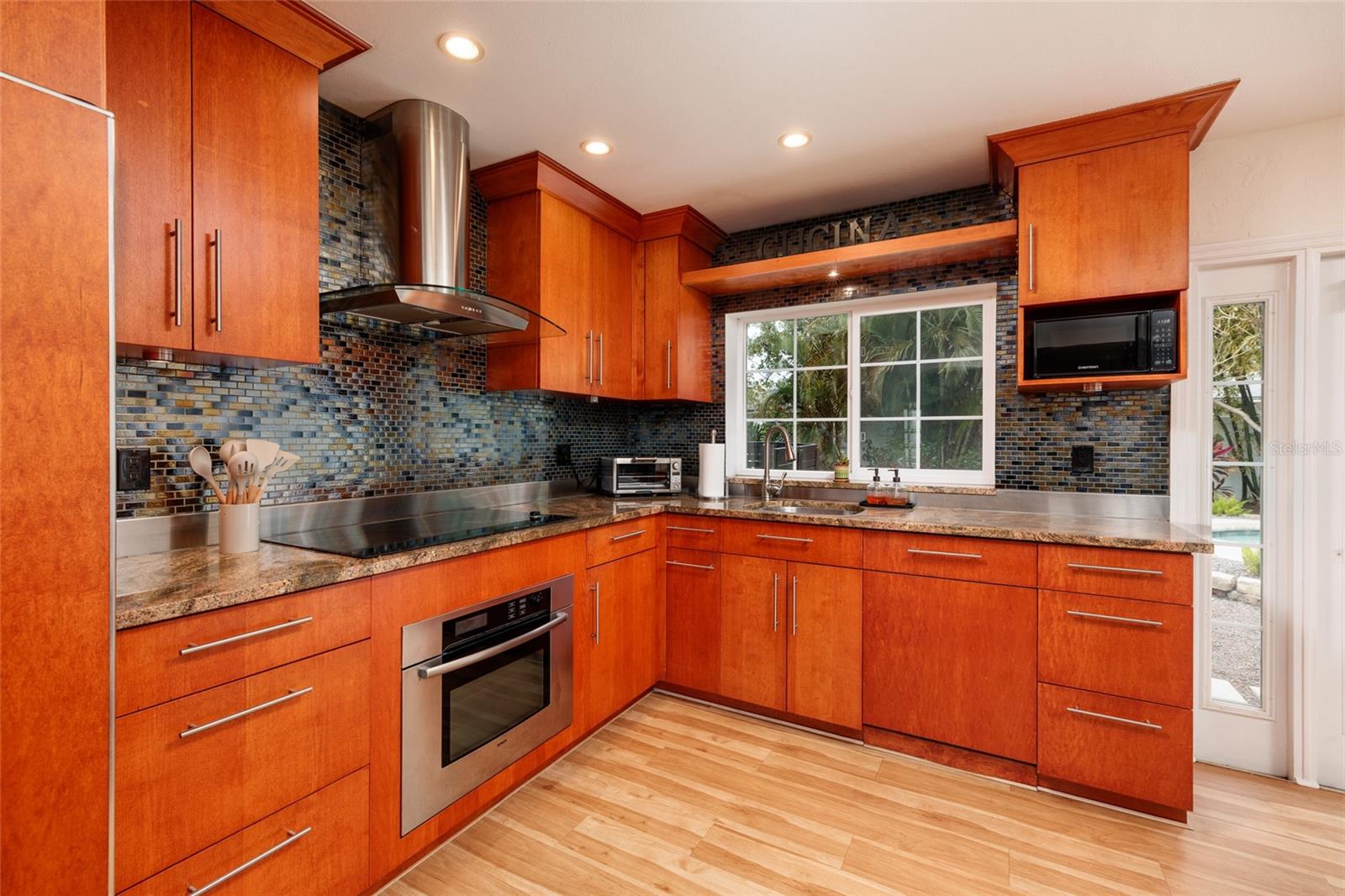 TROPICAL SHORES - Residential