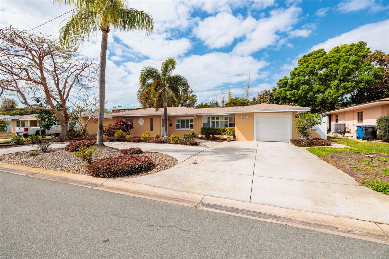 TROPICAL SHORES - Residential