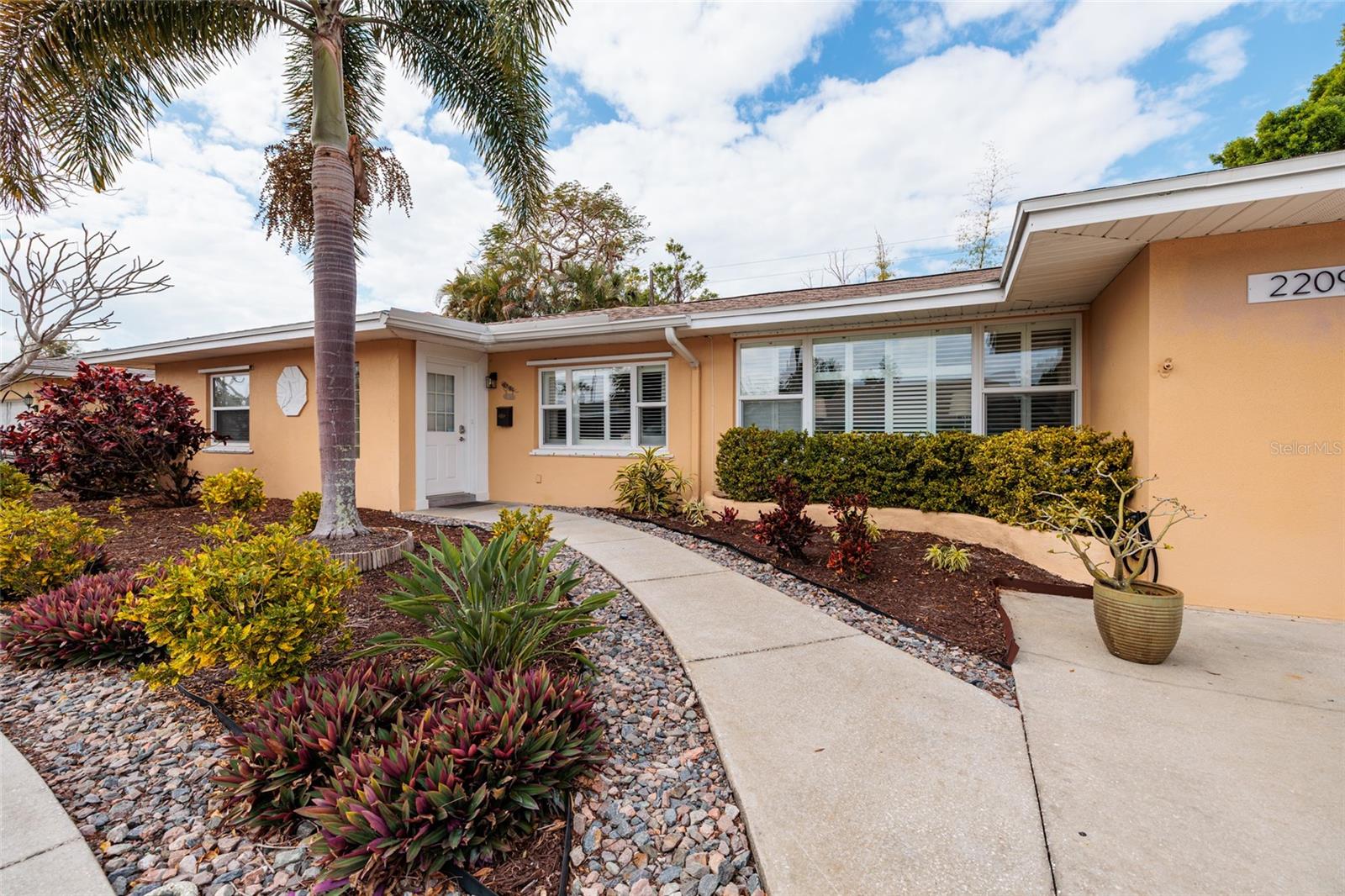 TROPICAL SHORES - Residential