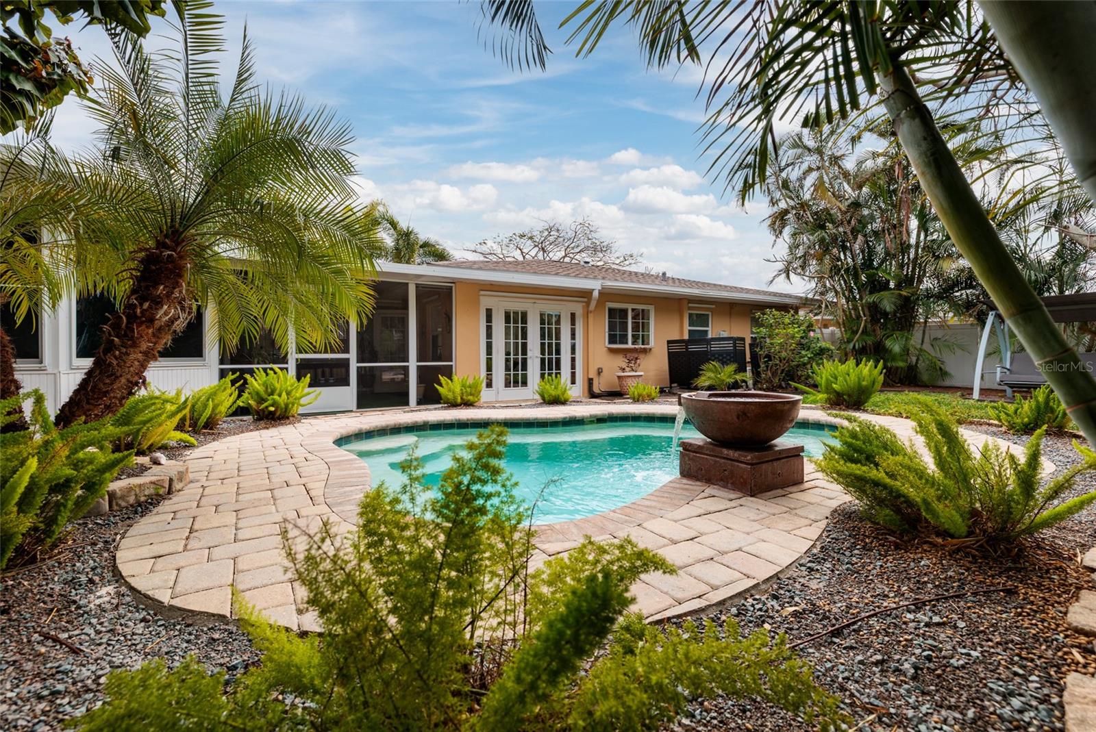 TROPICAL SHORES - Residential