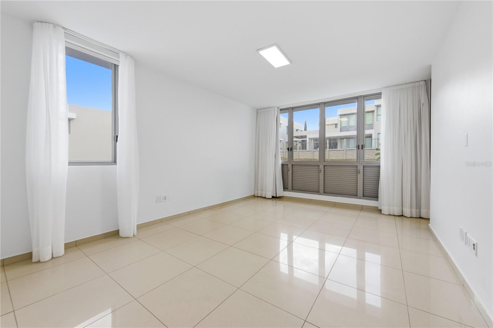 SENDEROS DE MONTEHIEDRA - Residential