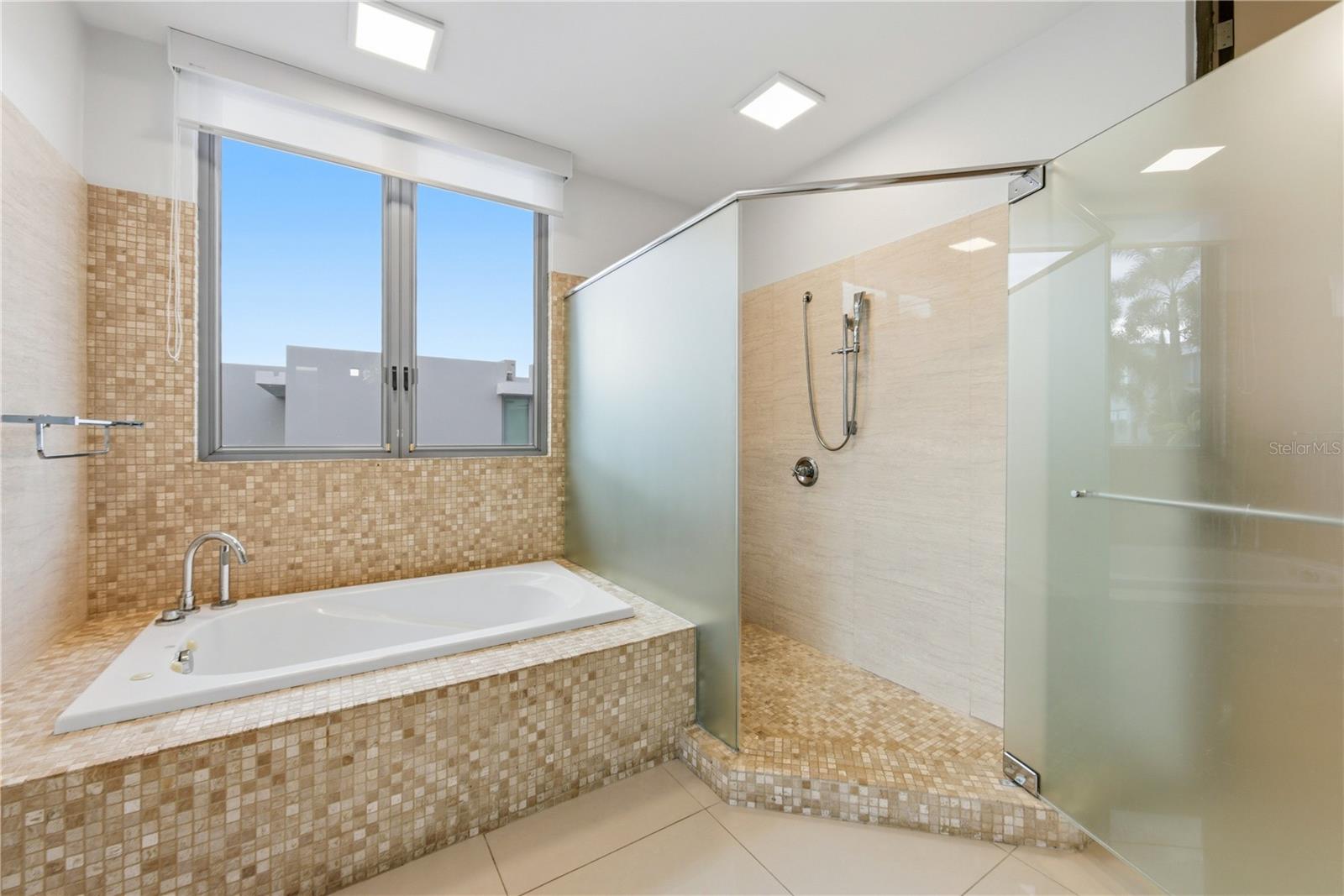 SENDEROS DE MONTEHIEDRA - Residential