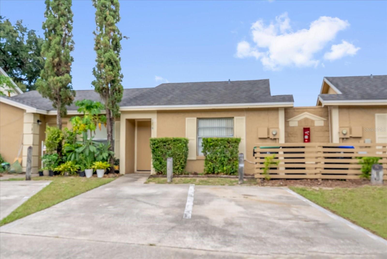 Great opportunity to rent this remodeled townhouse in Lake Sherwood Hills. The property is located in a quiet neighborhood and near major highways, shopping, park and restaurants. Call and schedule your showing today!