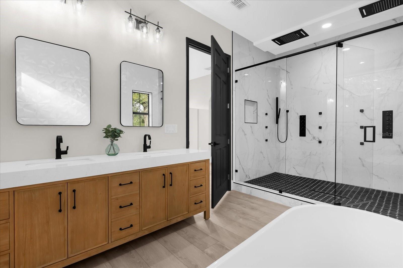 HEATHROW WOODS - Residential