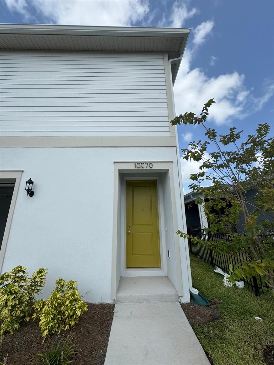 **NEW HOME** Stylish 1-Bed garage-apartment in Laureate Park!
Beautiful 1-bed, 1-bath garage-Apartment in the heart of Laureate Park. Open layout, modern kitchen with stainless steel appliances, and spacious bedroom. Enjoy resort-style amenities INCLUDING pools, fitness center, trails, playgrounds, high-speed internet, water and, electricity. Close to Medical City, Lake Nona Town Center, dining, and shops.