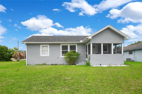 A home in LAKE WALES