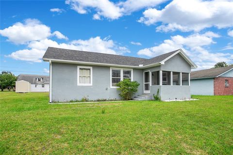 A home in LAKE WALES