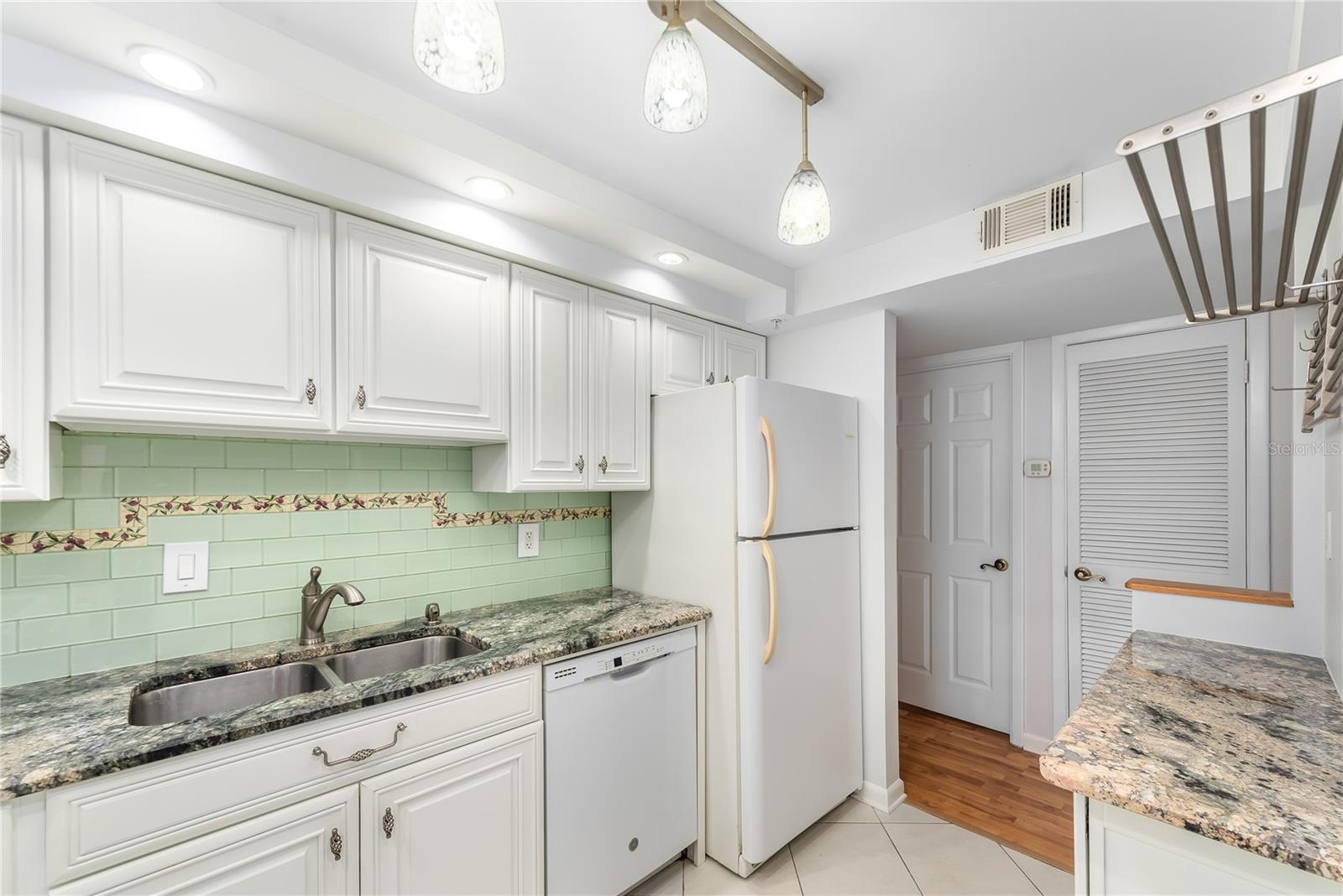 DOLPHIN COVE CLEARWATER - Residential Lease