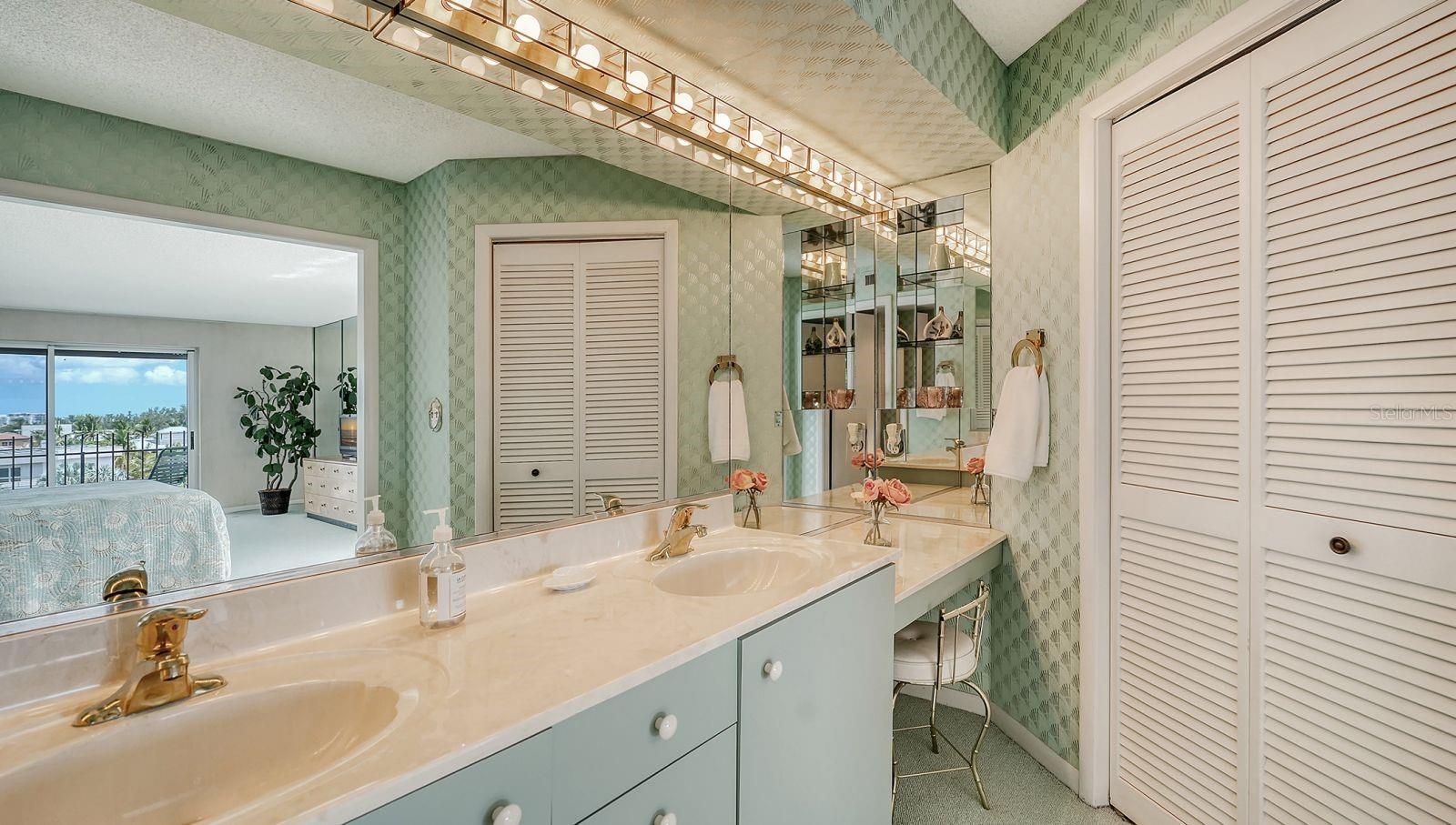 ST ARMANDS TOWERS NORTH - Residential