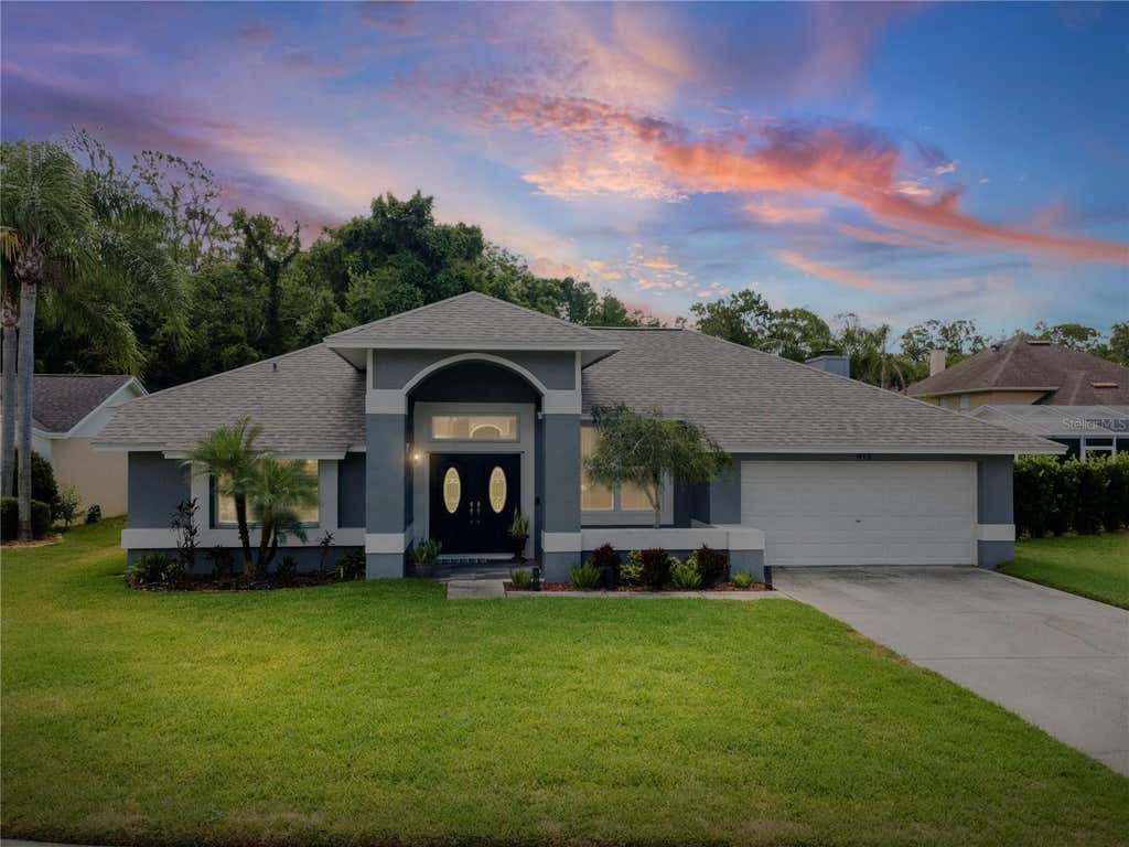 Photo of 413 Waterford Circle W, Tarpon Springs, FL 34688 (MLS # J1004051)
