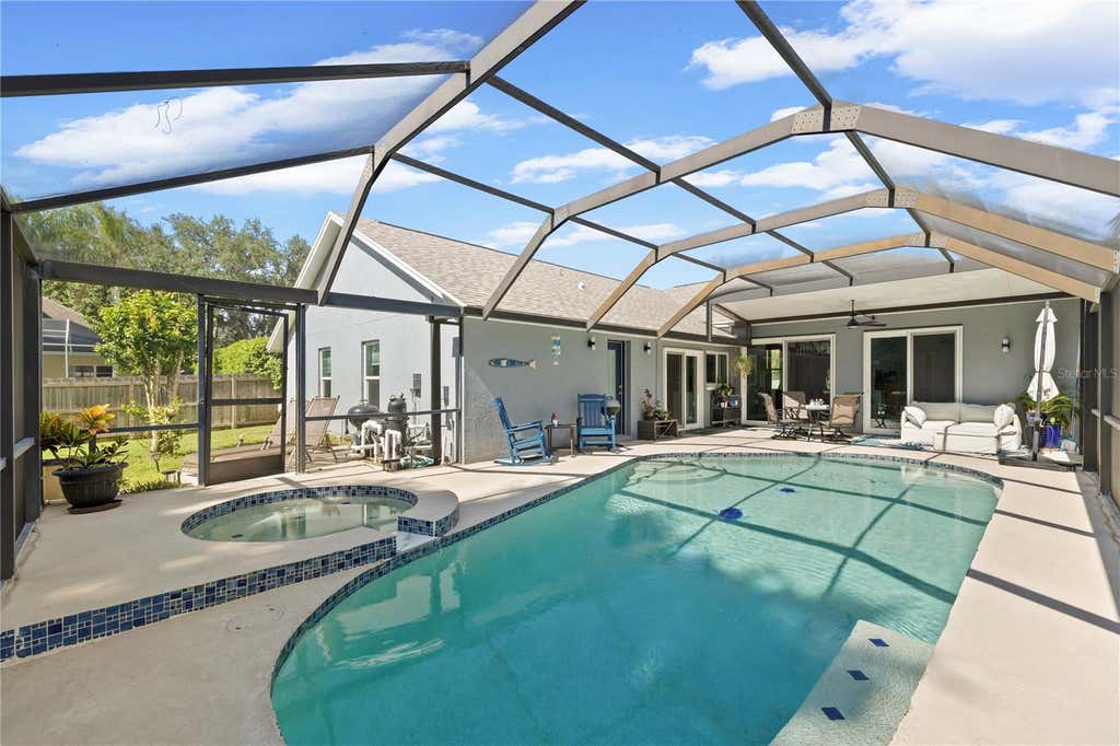 Photo of 413 Waterford Circle W, Tarpon Springs, FL 34688 (MLS # J1004051)