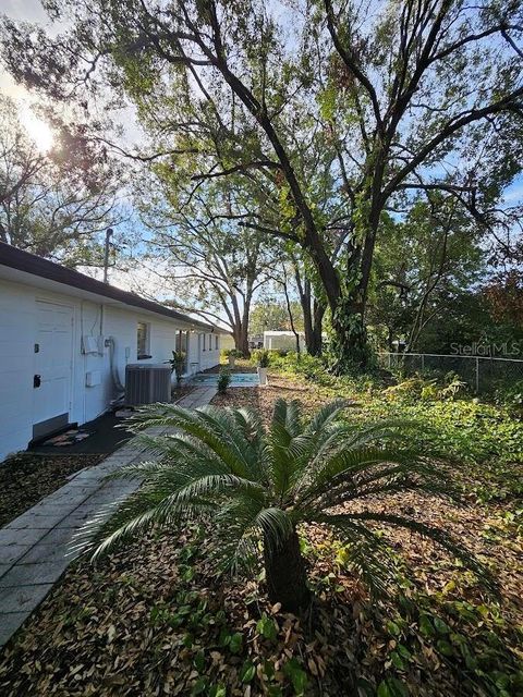 A home in LAKELAND