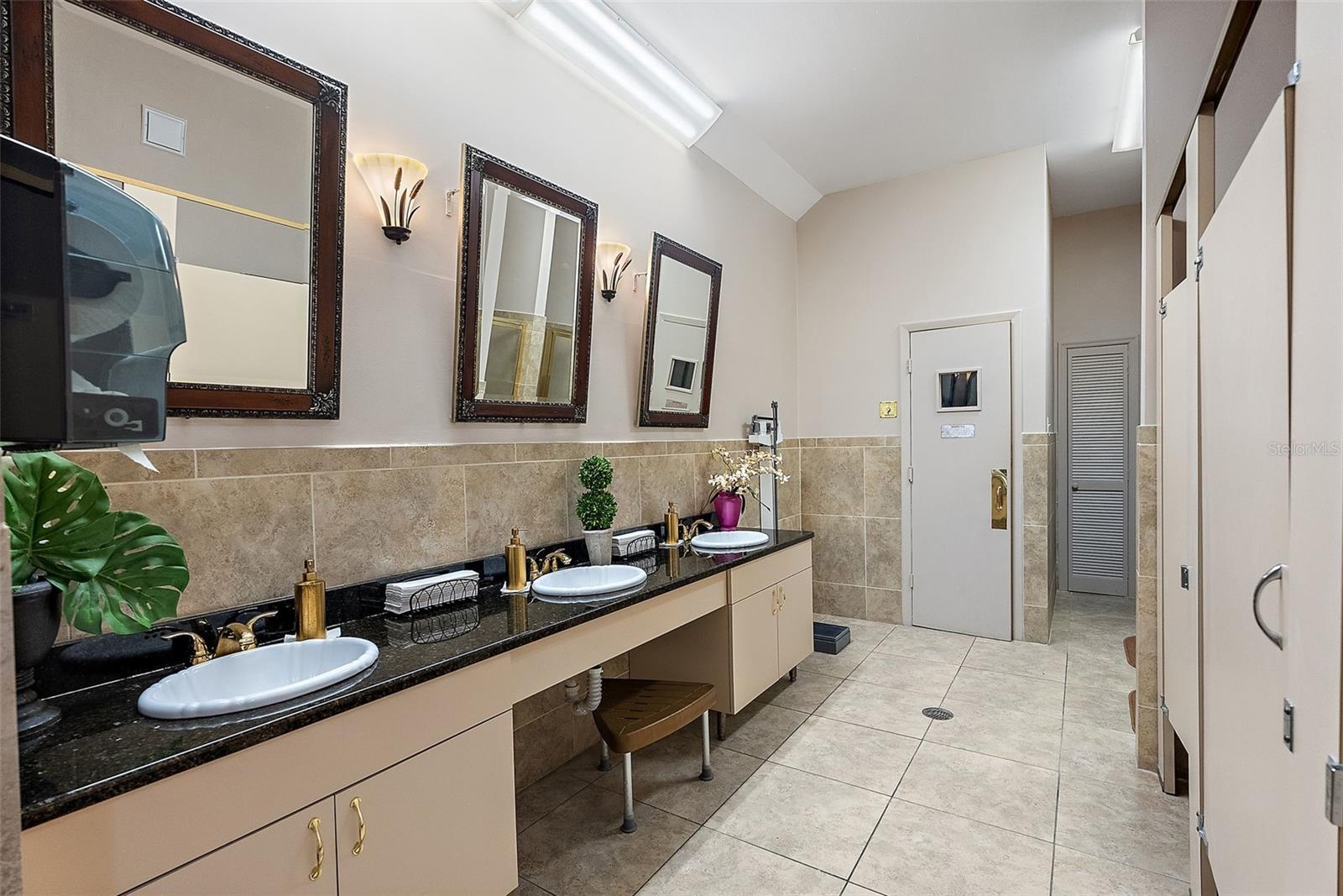 SILVER SANDS BEACH & RACQUET CLUB - Residential