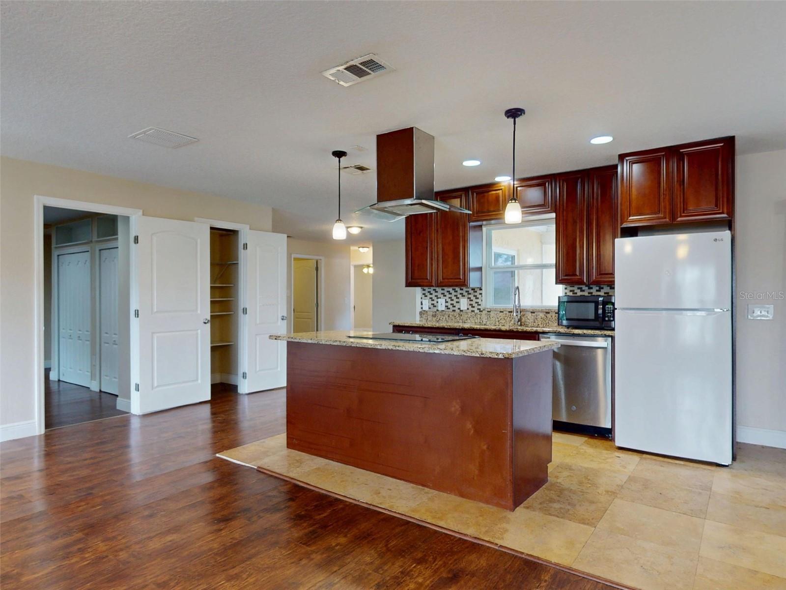 2125 E PARKTON DRIVE