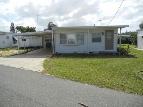 A home in TAVARES