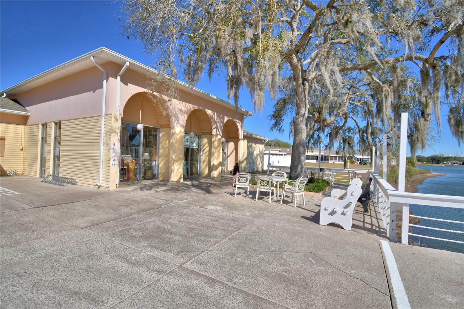 LAKESHORE CLUB - Residential