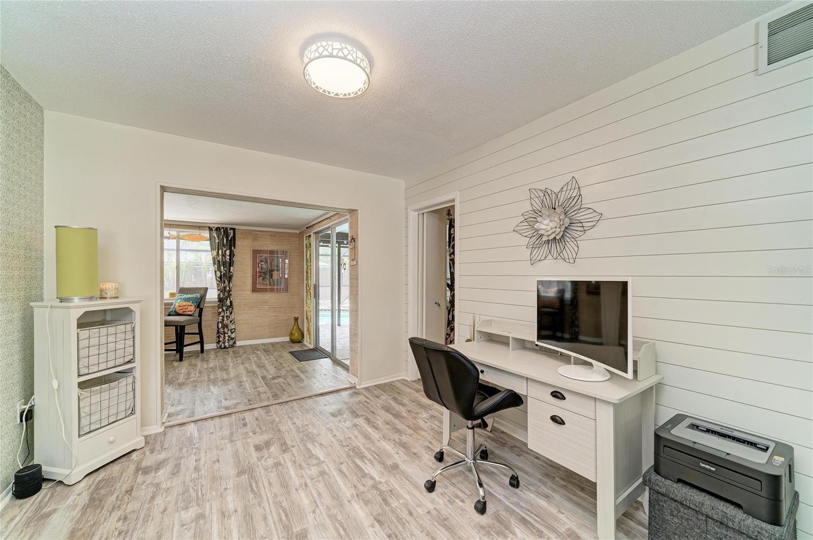 GLEN OAKS CNTRY CLUB ESTATES - Residential