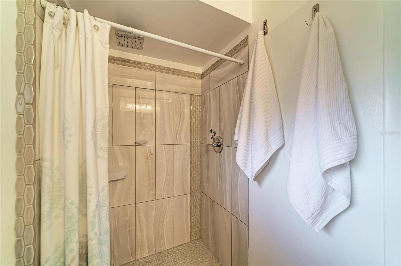 GLEN OAKS CNTRY CLUB ESTATES - Residential