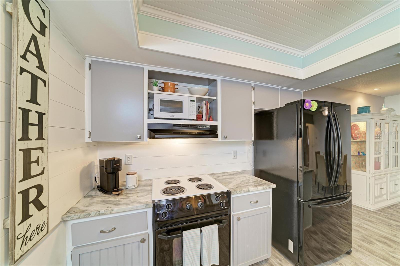 GLEN OAKS CNTRY CLUB ESTATES - Residential