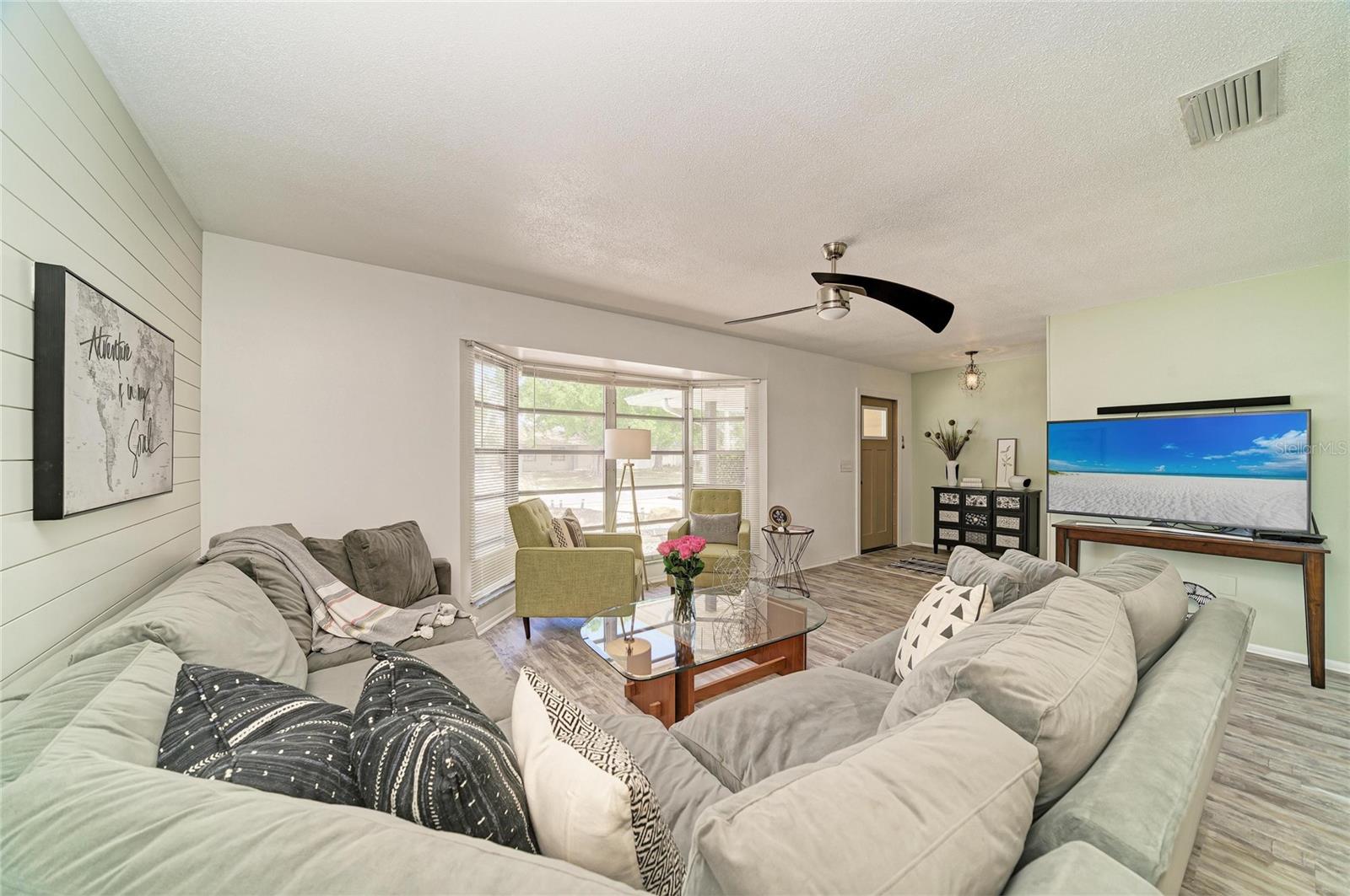 GLEN OAKS CNTRY CLUB ESTATES - Residential