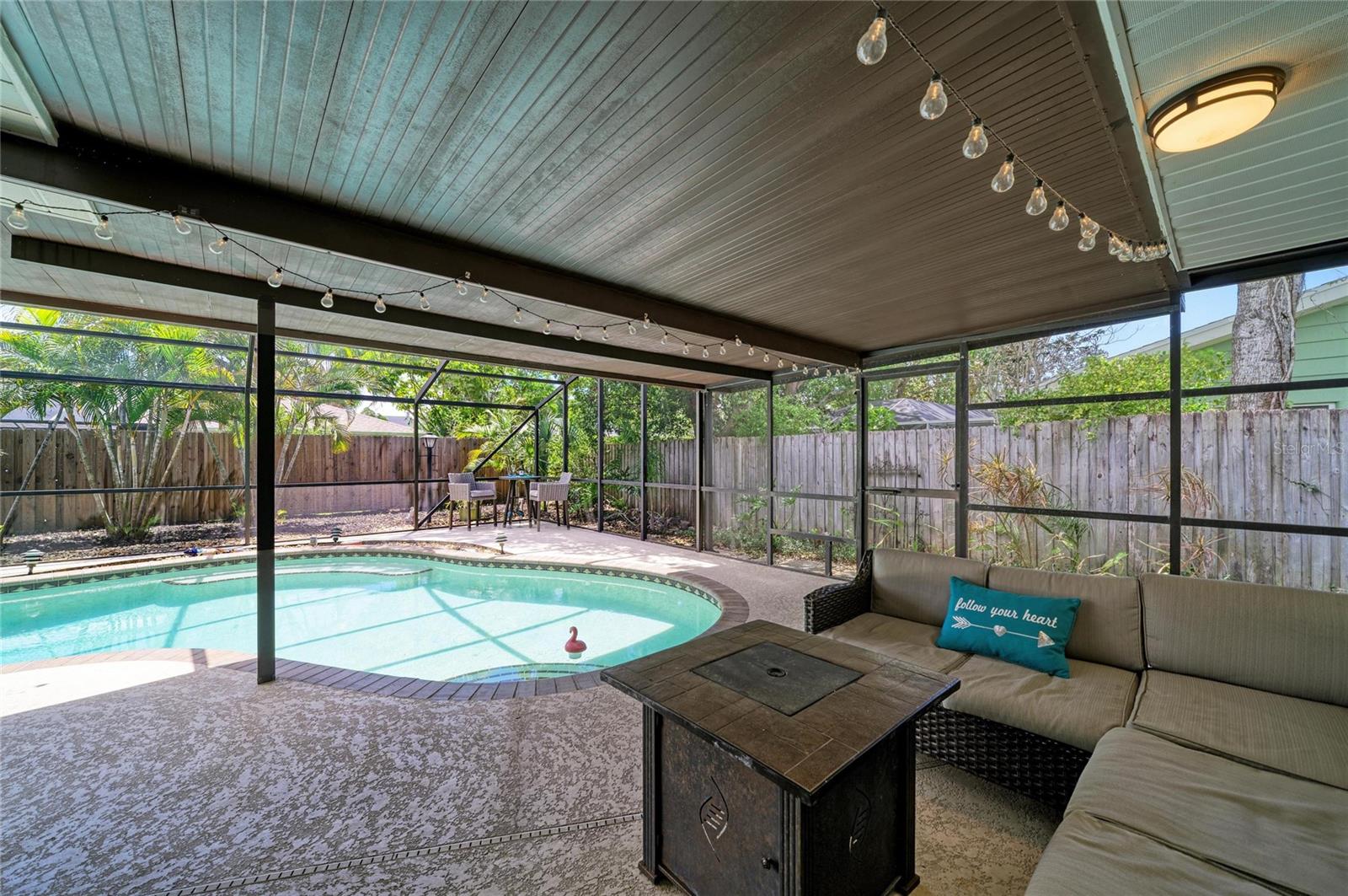 GLEN OAKS CNTRY CLUB ESTATES - Residential