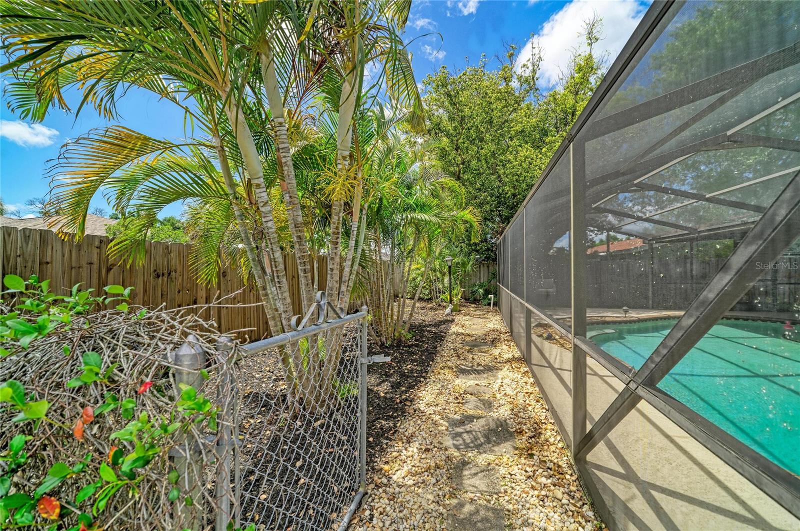 GLEN OAKS CNTRY CLUB ESTATES - Residential