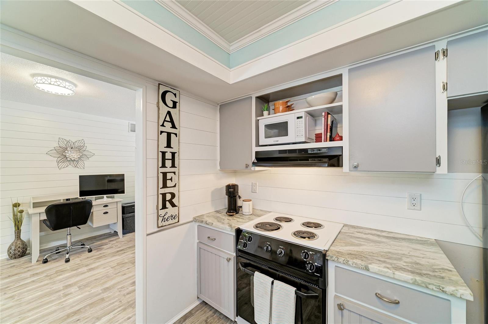 GLEN OAKS CNTRY CLUB ESTATES - Residential