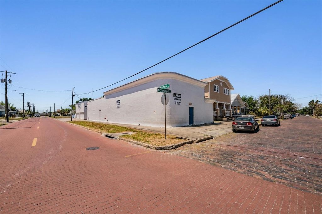 Photo of 2902 W Chestnut Street, Tampa, FL 33607 (MLS # TB8508251)