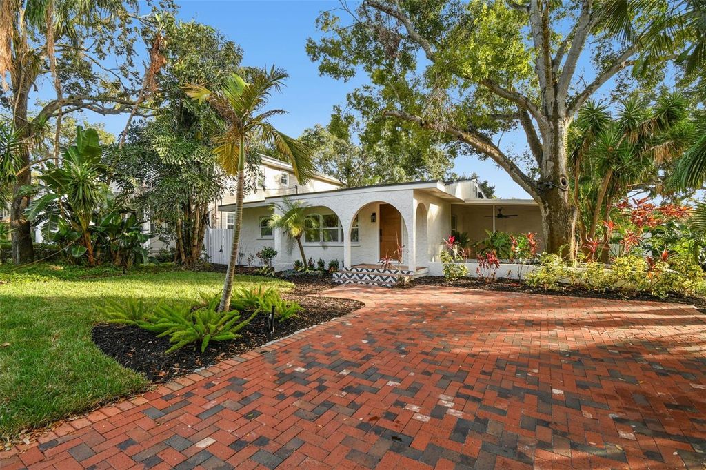 Photo of 3320 W Villa Rosa Street, Tampa, FL 33611 (MLS # TB8447813)