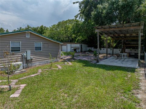 A home in LAKE WALES