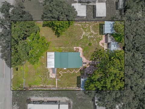 A home in LAKE WALES