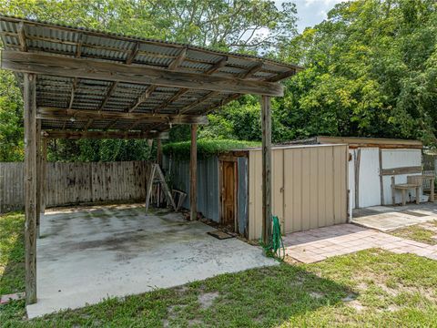 A home in LAKE WALES