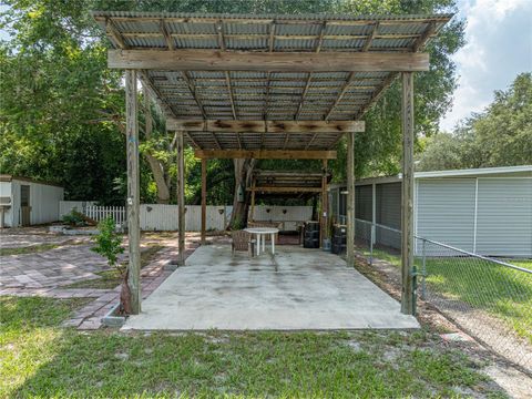 A home in LAKE WALES